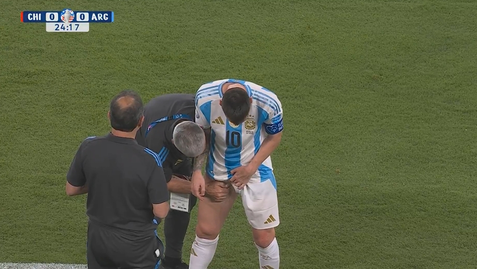 别伤啊！梅西被智利球员从身后放倒，随后队医不停给梅西按摩